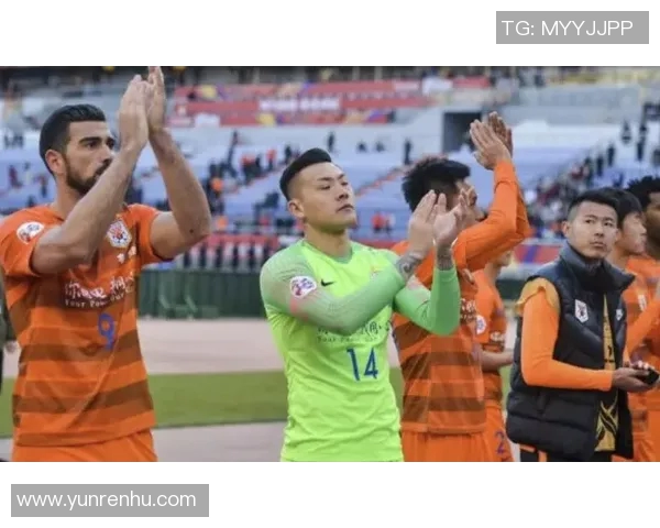 黄发足球明星崛起记 探寻他们的成长历程与赛场传奇